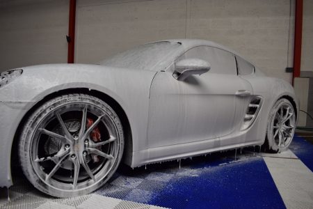 club porsche cayman qui lave sa porsche dans les aires de lavage à trappes dans le 78